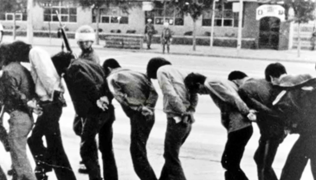 신군부 공수부대에 끌려가는 1980년 5월 광주 시민들의 모습 / 사진 자료.5.18기념재단