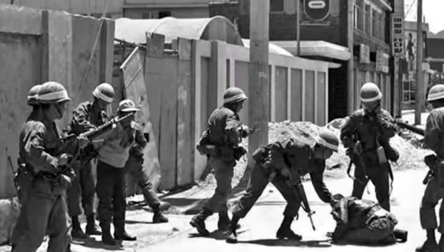 총을 든 공수부대원들에게 잡혀가는 41년 전 광주 시민들의 모습 / 사진 자료.5.18기념재단