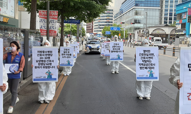 대구지역 간호사들이 열악한 근무환경 개선을 촉구하며 거리 행진에 나섰다. (2021.05.12. 대구 동성로) / 사진.평화뉴스 김두영 기자