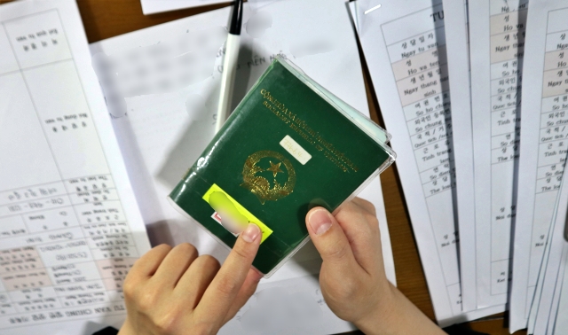 대학이 가져간 여권을 뒤늦게 돌려 받은 한 유학생(2021.10.15) / 사진.평화뉴스 김영화 기자