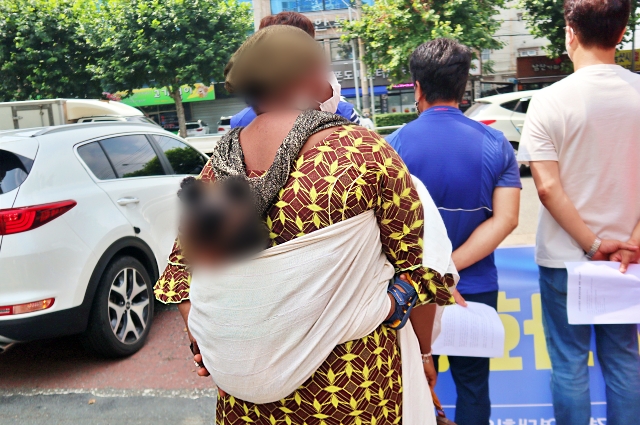기니 여성 난민신청자가 아들을 업고 대구출입국사무소를 찾았다.(2020.8.24) / 사진.평화뉴스 김영화 기자
