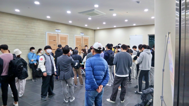 강연 시작 이후에도 못들어가고 닫힌 문 앞에서 기다리는 학생들(2021.11.5) / 사진.평화뉴스 김영화 기자