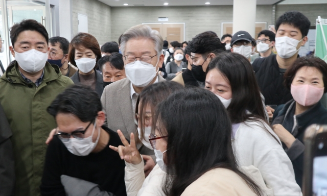 경북대 학생들과 사진을 찍고 있는 이재명 민주당 대선후보(2021.11.5) / 사진.평화뉴스 김영화 기자