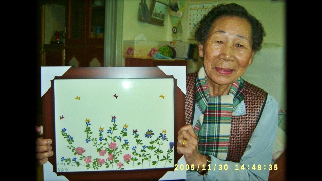 영화 <보드랍게> 속 압화를 들고 웃고 있는 고 김순악 할머니 생전 모습 / 사진.대구경북독협