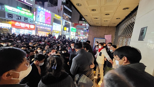이 대표, 홍 의원과 기념사진을 찍기 위해 몰린 지지자들(2022.2.12) / 사진.평화뉴스 김영화 기자
