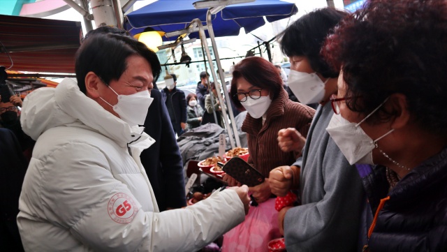 안철수 후보가 대구 서문시장에서 시민들과 인사를 하고 있다.(2022.214) / 사진.평화뉴스 김영화 기자