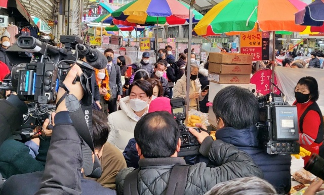 서문시장에서 지지 유세를 펼치는 안철수 후보(2022.2.14) / 사진.평화뉴스 김영화 기자