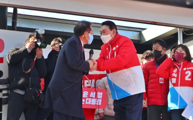 윤 후보가 홍준표 국회의원과 손을 맞잡았다.(2022.2.15) / 사진.평화뉴스 김영화 기자