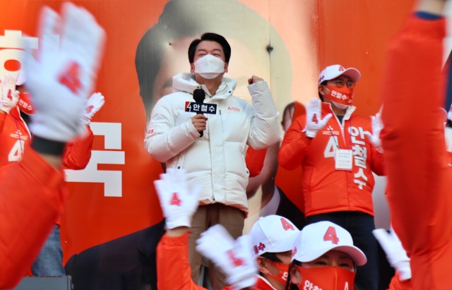 안 후보가 대구 유세차량에서 지지를 호소하고 있다.(2022.2.15) / 사진.평화뉴스 김영화 기자