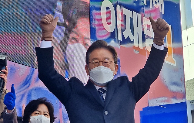 이재명 민주당 대선후보가 동성로에서 유세 중이다.(2022.2.15) / 사진.평화뉴스 김영화 기자