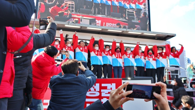 함께 팔을 들어올린 윤 후보와 국민의힘 대구 국회의원들(2022.2.15) / 사진.평화뉴스 김영화 기자