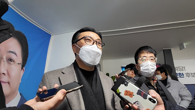 백수범 민주당 후보가 기자들 질문에 답변하고 있다.(2022.2.21) / 사진.평화뉴스 김영화 기자