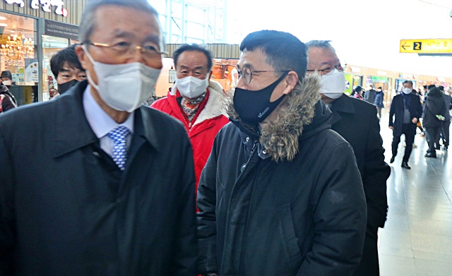 김종인 전 선대위원장, 진중권 전 동양대 교수, 주 후보(2022.2.14.동대구역) / 사진.평화뉴스 김영화 기자