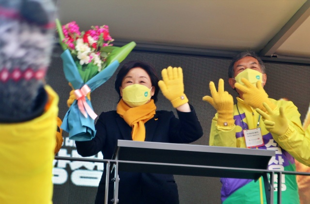 꽃다발을 받은 심상정 후보와 남편 이승배씨(2022.2.26) / 사진.평화뉴스 김영화 기자