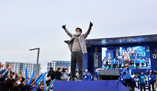 '엄지 척' 이 후보가 동대구역에서 유세를 펼치고 있다.(2022.2.28) / 사진.평화뉴스 김영화 기자