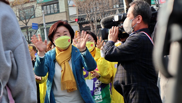 경북대 북문에서 지지자들을 만나 인사하는 심상정 후보(2022.3.4) / 사진.평화뉴스 김영화 기자