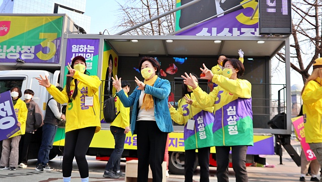 "기호 3번" 표시를 하며 선대위와 유세를 펼치는 심 후보(2022.3.4) / 사진.평화뉴스 김영화 기자