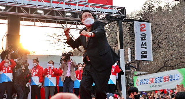 '어퍼컷'을 날리는 윤석열 국민의힘 대선후보(2022.3.4.두류공원) / 사진.평화뉴스 김영화 기자