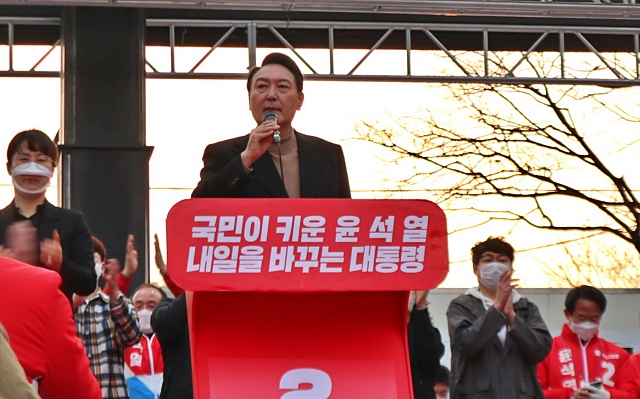 윤 후보가 사전투표 첫날 대구에서 유세 중이다.(2022.3.4) / 사진.평화뉴스 김영화 기자