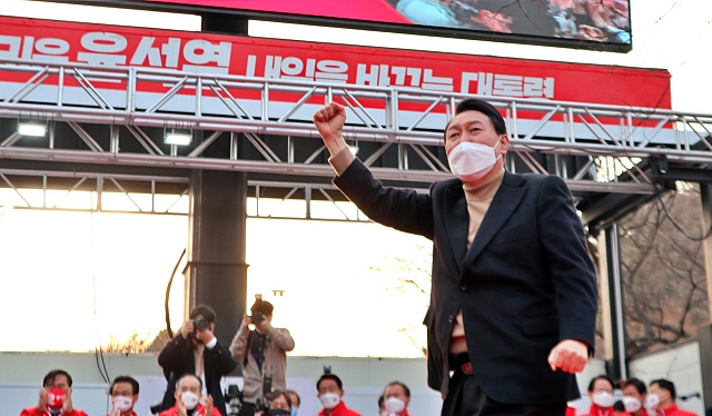 윤 후보가 주먹을 들고 지지자들에게 인사를 하고 있다.(2022.3.4) / 사진.평화뉴스 김영화 기자