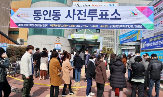 대구 동인동 사전투표소 앞에 긴 줄을 선 시민들(2022.3.4) / 사진.평화뉴스 김영화 기자