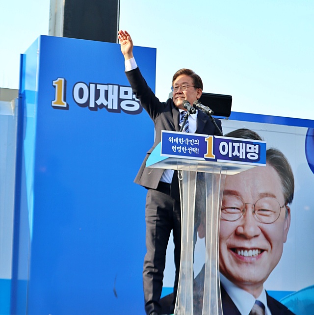 이재명 후보가 대구 두류공원에서 인사를 하고 있다.(2022.3.7) / 사진.평화뉴스 김영화 기자