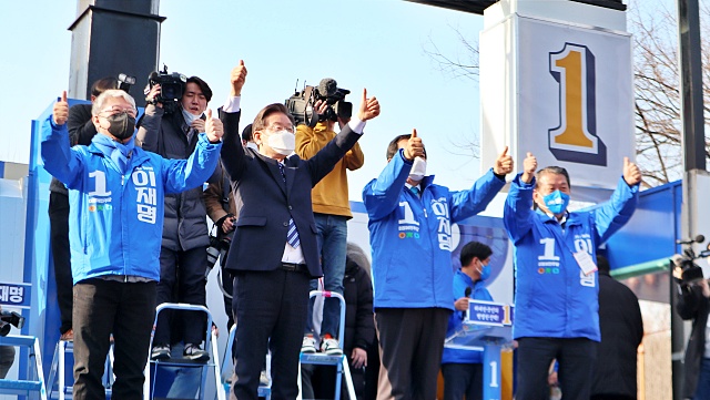 조응천, 이재명, 정세균, 김병주 등 민주당 선대위 인사들의 '엄지 척'(2022.3.7.두류공원) / 사진.평화뉴스 김영화 기자