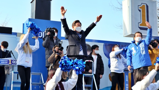 두 팔을 들고 지지자들에게 인사하는 이 후보(2022.3.7) / 사진.평화뉴스 김영화 기자