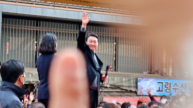 윤석열 후보가 대선 하루 전 대구 서문시장에서 유세를 하고 있다.(2022.3.8) / 사진.평화뉴스 김영화 기자