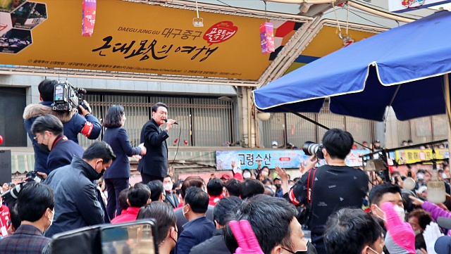 윤 후보가 서문시장 마지막 유세장에서 연설 중이다.(2022.3.8) / 사진.평화뉴스 김영화 기자