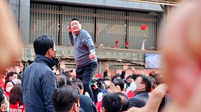 '어퍼컷' 세리모니를 하는 윤 후보(2022.3.8) / 사진.평화뉴스 김영화 기자