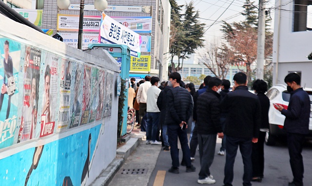 20대 대선 투표를 하기 위해 투표소에 줄을 선 대구시민들 / 사진.평화뉴스 김영화 기자