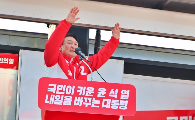 국민의힘 윤석열 후보가 동대구역에서 지지를 호소하고 있다.(2022.2.15) / 사진.평화뉴스 김영화 기자