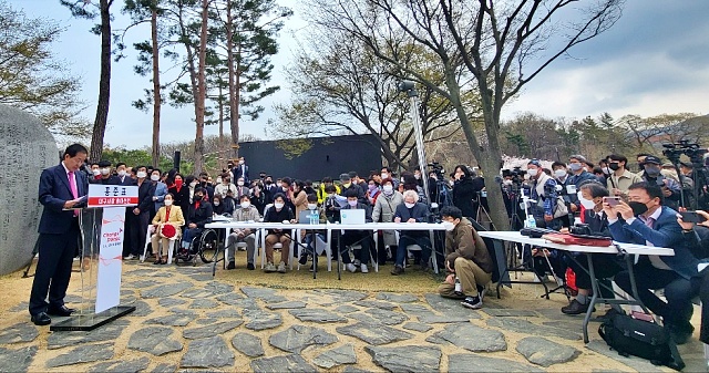 수성못 이상화 시비 앞에 홍 의원 지지자들이 몰렸다.(2022.3.31) / 사진.평화뉴스 김영화 기자