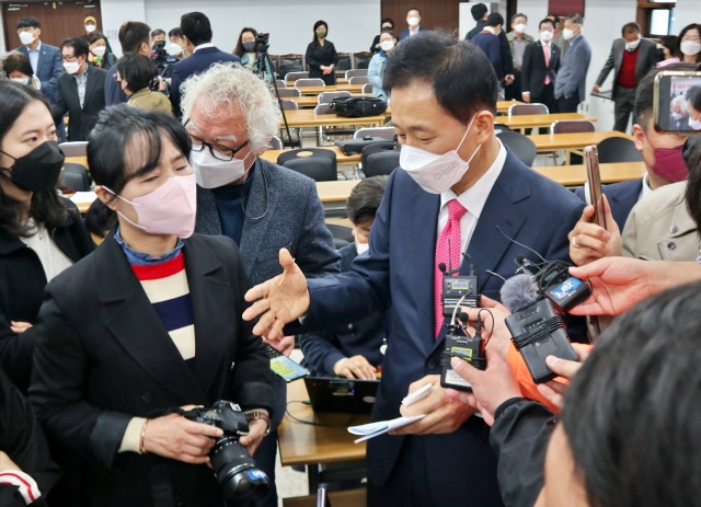 "후원회장은 박근혜"...백브리핑에서 답변 중인 유 변호사(2022.4.1) / 사진.평화뉴스 김영화 기자