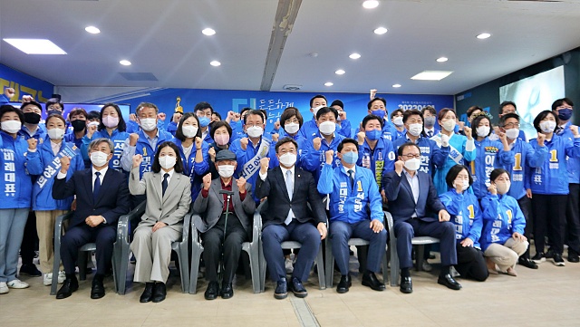 민주당 대구 지방선거 후보들이 "화이팅"을 외치고 있다.(2022.5.17) / 사진.평화뉴스 김영화 기자