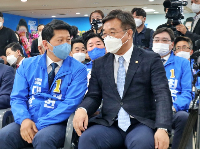 서재헌 대구시장 후보와 윤 비대위원장이 얘기를 하고 있다.(2022.5.17) / 사진.평화뉴스 김영화 기자