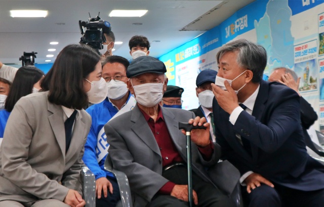 박 비대위원장이 김대진 대구시당위원장과 인사 중이다.(2022.5.17) /사진.평화뉴스 김영화 기자