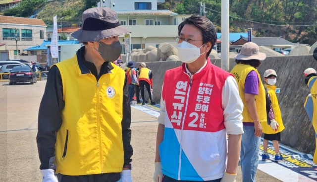 연규식 후보가 선거 유세 중 시민과 이야기를 하고 있다. / 사진.연규식 캠프