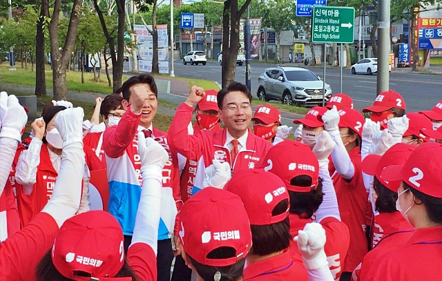 윤석준 후보가 선거운동원들과 "화이팅"을 외치고 있다. / 사진.윤석준 캠프