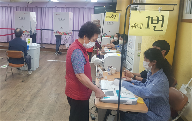 제8회 지방선거 사전투표 첫 날 투표소(2022.5.27, 대구시 동구 신천1·2동 사전투표소) / 사진. 평화뉴스 유지웅 기자