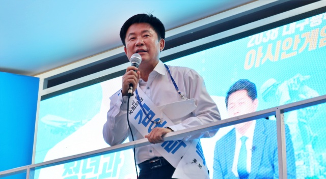 민주당 김용락 수성구을 국회의원 보궐선거 후보가 합동 유세 중이다.(2022.5.27) / 사진.평화뉴스 김영화 기자