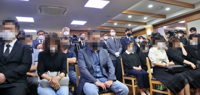 영정 사진을 보며 눈물을 흘리는 유가족들(2022.6.13) / 사진.평화뉴스 김영화 기자