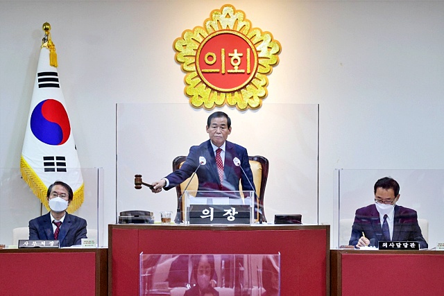장상수 대구시의회 의장이 의사봉을 내려치고 있다.(2022.4.13) / 사진.대구시의회