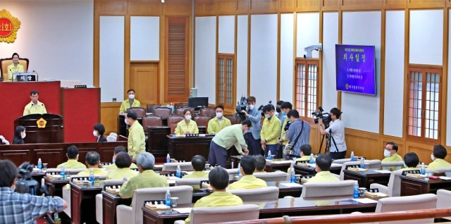 대구시의원들이 제8대 후반기 의장, 부의장 선거 투표 중이다.(2020.6.29) / 사진.대구시의회