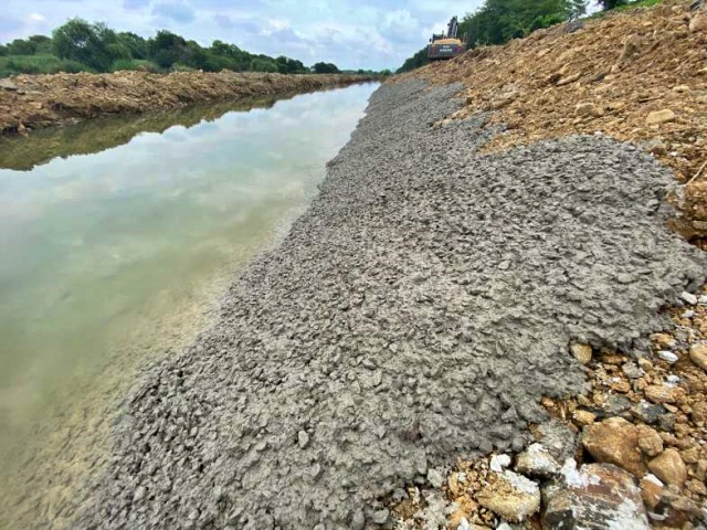 시멘트 콘크리트 타설 공사...양생 작업 이후 하천에 물이 찼다 / 사진.대구환경연