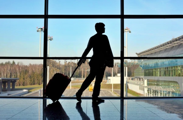 여행을 가기 위해 공항을 찾은 사람 / 사진 출처.무료이미지 사이트 '셔터스톡'