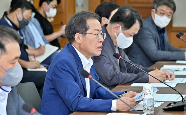 홍준표 대구시장이 회의에서 모두 발언 중이다. / 사진.대구시