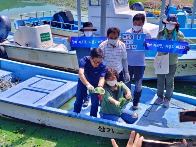 낙동강 조사단이 연구에 사용할 강물을 채수하고 있다. / 사진.환경운동연합