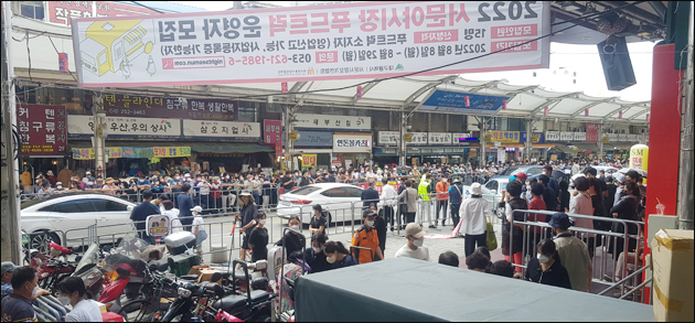 윤석열 대통령을 기다리는 시민들(2022.8.26. 대구 서문시장) / 사진. 평화뉴스 유지웅 기자